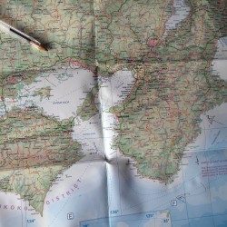 Planeando un viaje sobre un mapa de Japón