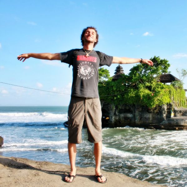 Sergio sonriendo en la isla de Bali en Indonesia