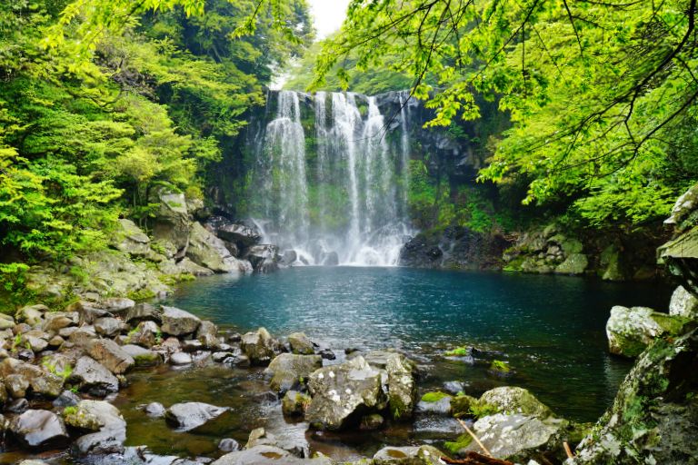 Cascadas de Cheonjeyeon en Jeju, Corea del Sur