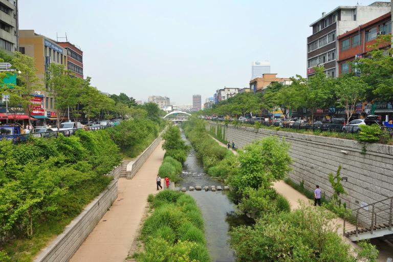 Arroyo Cheonggyecheon en Seúl, Corea del Sur