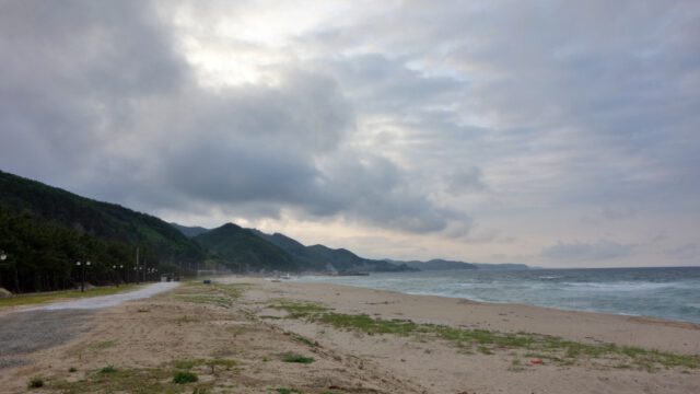 Playa con nubes en la costa este de Corea del Sur