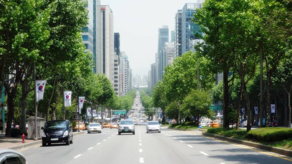 Avenida en el barrio de Gangnam de Seúl en Corea del Sur