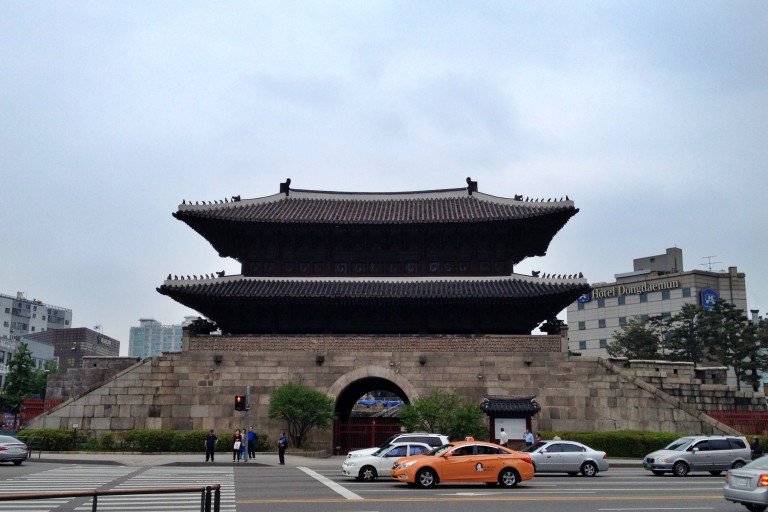 Puerta Dongdaemun en Seúl, Corea del Sur