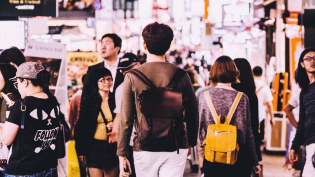Gente andando por las calles de Seúl en Corea del Sur