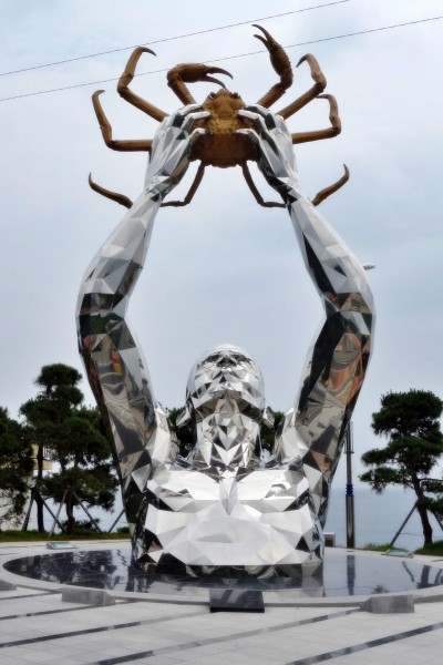 Estatua de hombre con cangrejo en Corea del Sur