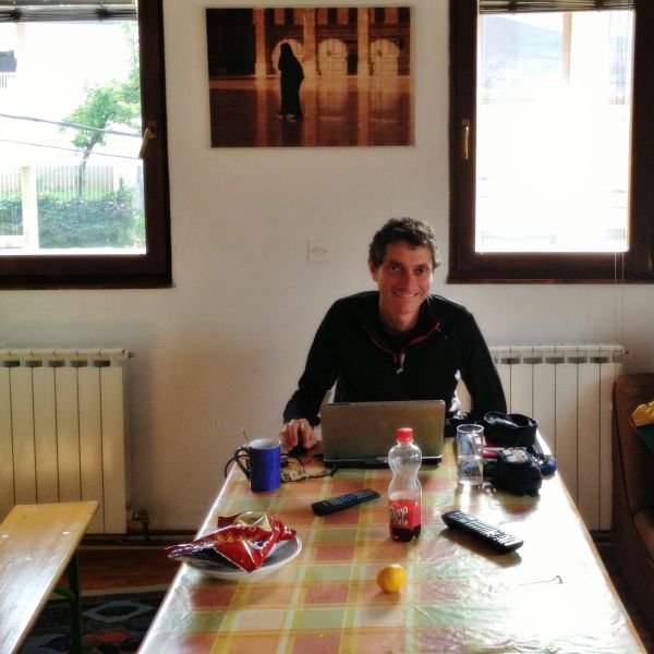 Trabajando con el portátil en un hostel de Sarajevo en Bosnia