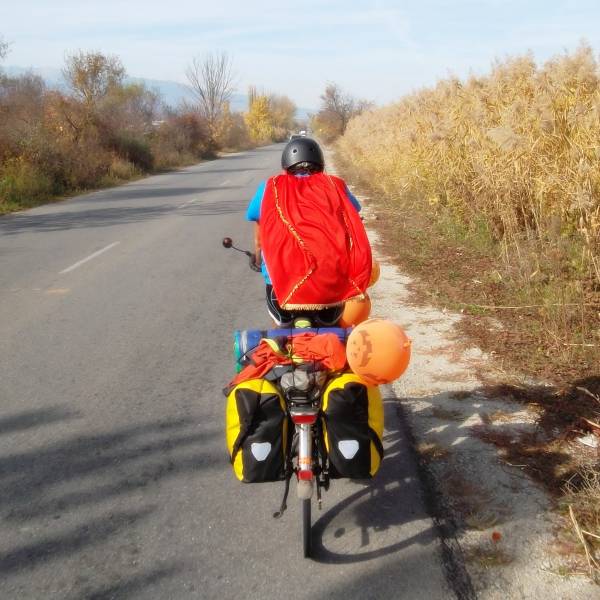 Rodando en bici disfrazado de Supercoco en Bulgaria