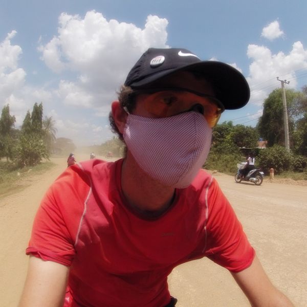 Rodando en bici con mascarilla en Camboya
