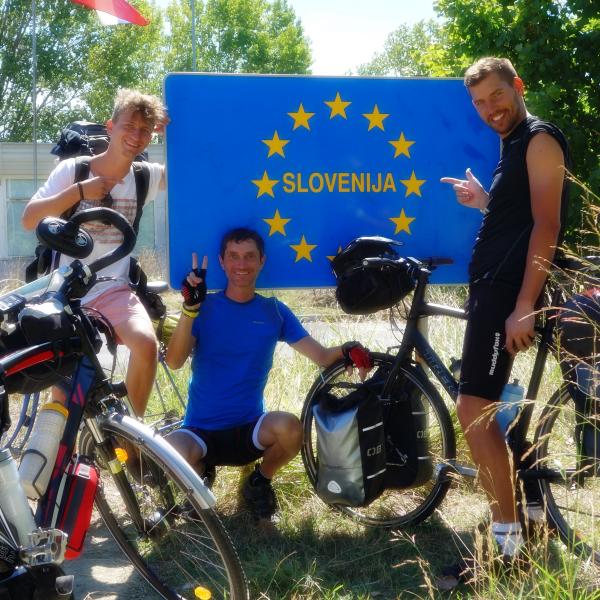 Frontera con Eslovenia con varios cicloviajeros