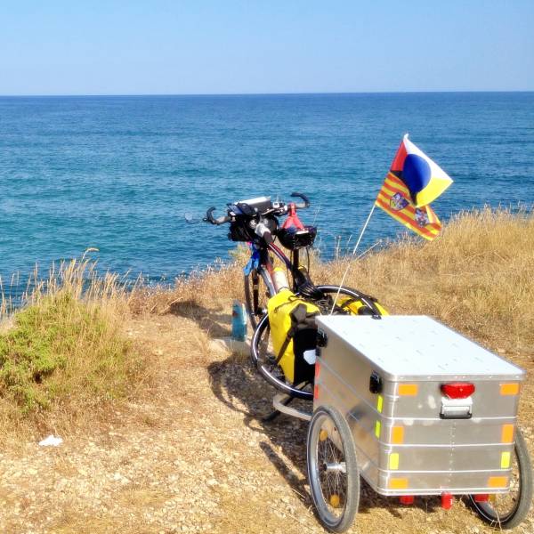Bicicleta con remolque frente al Mar Mediterráneo en España