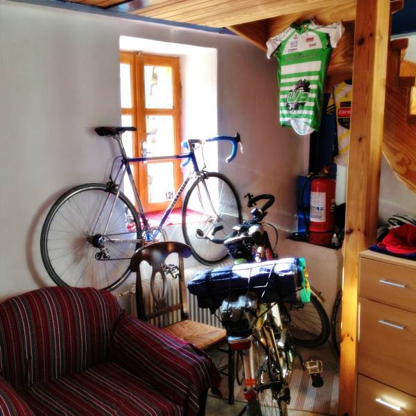 Bicicletas dentro de un hotel en Grecia