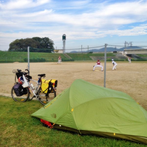 Acampado al lado de un campo de beisbol en Japón