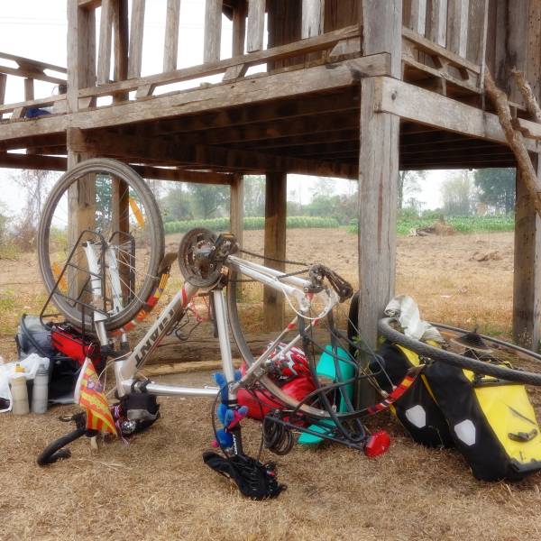 Arreglando un pinchazo de la bici en Laos