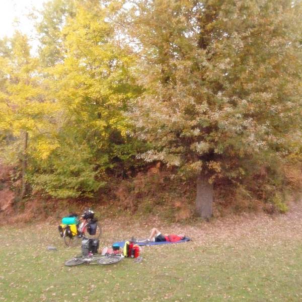 Acampado en el campo en Macedonia del Norte