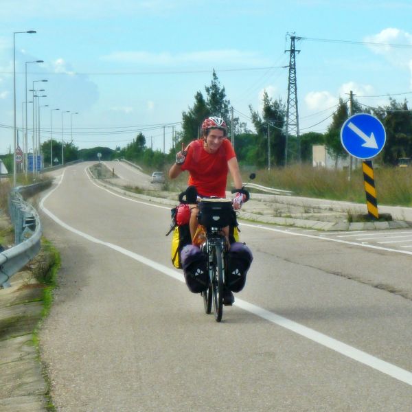 Rodando con al bici Asia por una carretera en Portugal