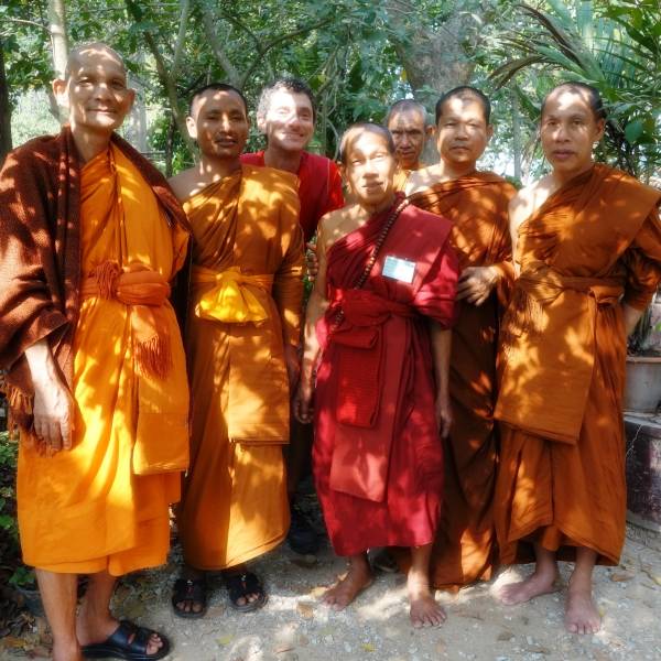 Con unos monjes budistas en Tailandia