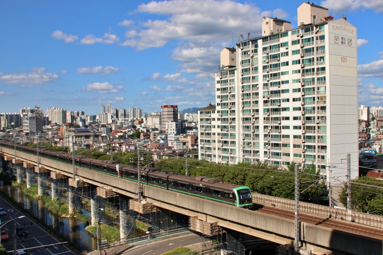 Tren en la ciudad de Seúl en Corea del Sur
