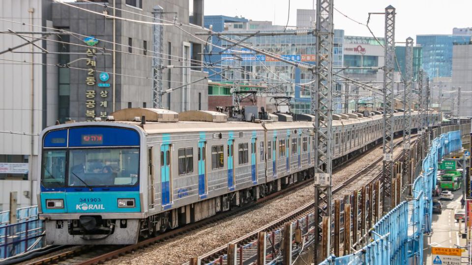 Tren de Korail en Seúl Corea del Sur