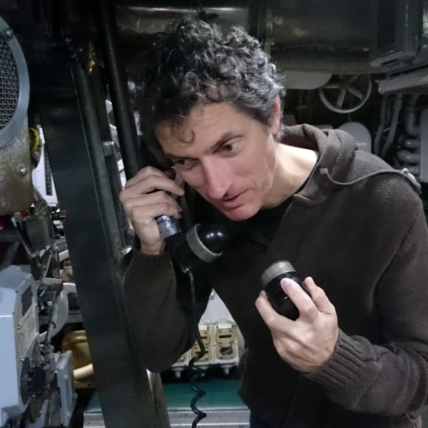 Sergio hablando por teléfono en un submarino