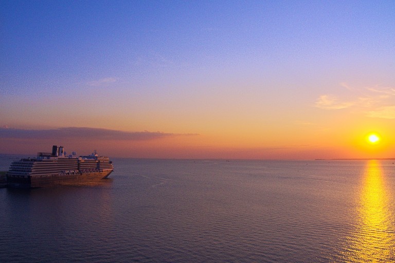Ferry en Corea del Sur con atardecer sobre el mar